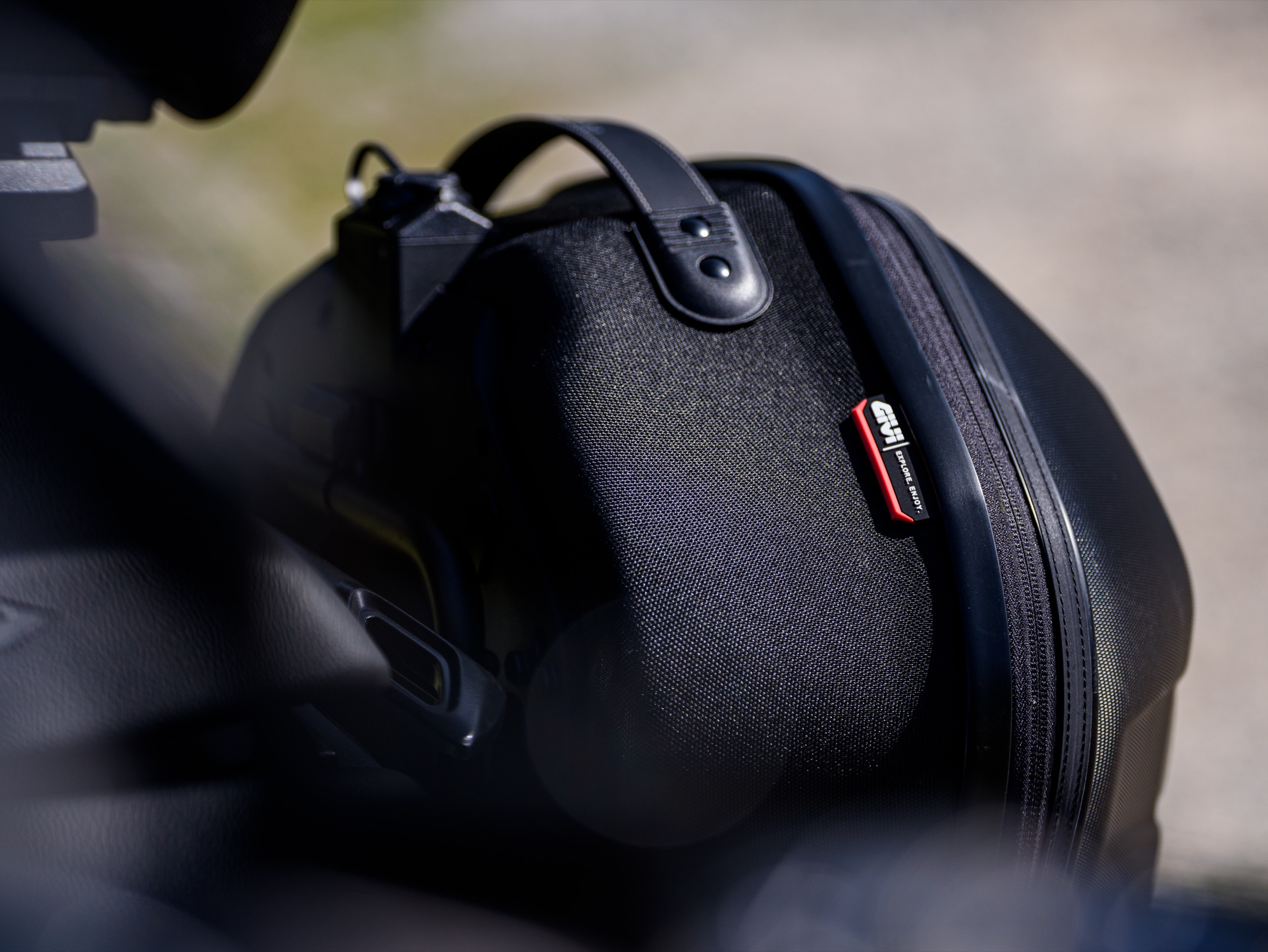 Asa de transporte y logo GIVI