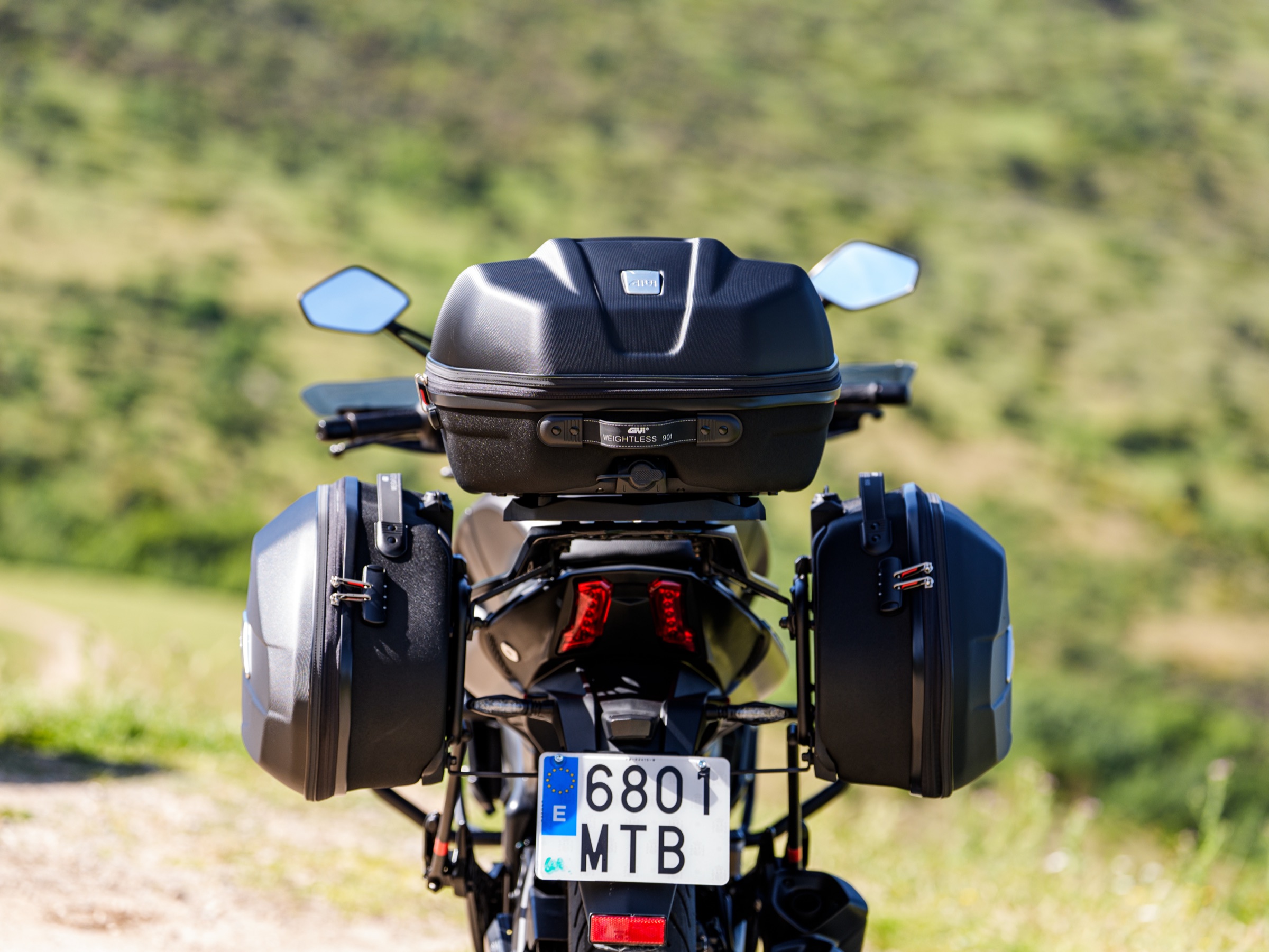 Dominar 400 con maletas laterales y top-case GIVI