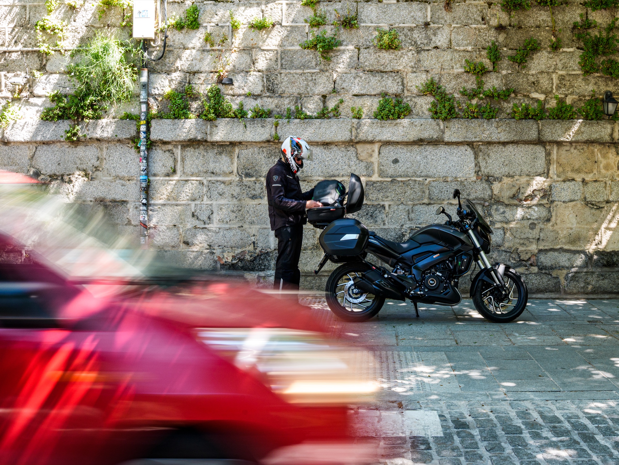 Dominar 400 con top-case GIVI